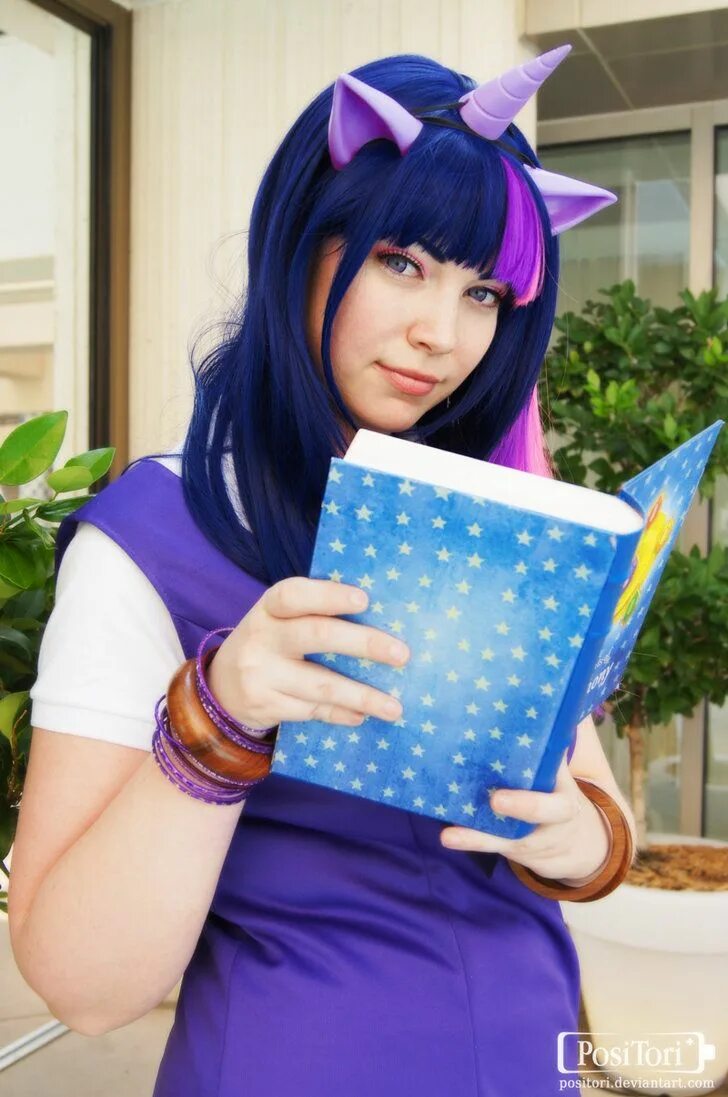 Косплей искорки. Twilight sparkle cosplay. твайлайт спаркл девушка косплей. twilight sparkle косплей. искорка косплей.
