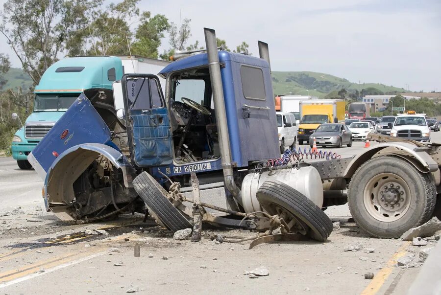 Последствия столкновения грузовых автомобилей. FAW crash.