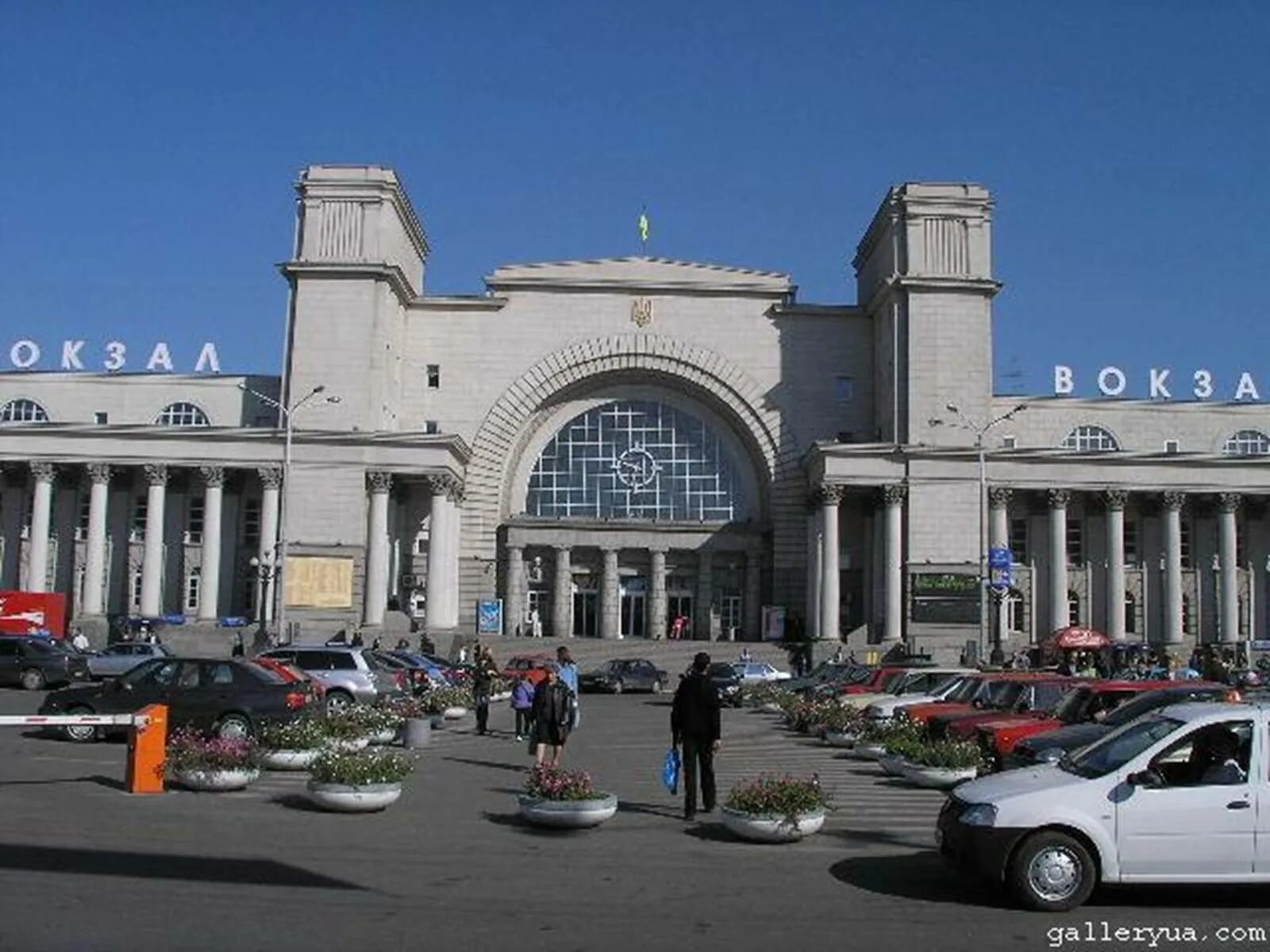 Вокзал днепропетровск. Днепропетровск Привокзальная площадь. Днепр город вокзал. Днепропетровск Вокзальная площадь. ЖД вокзал Днепропетровск.