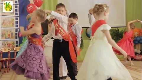 Танец вальс в саду