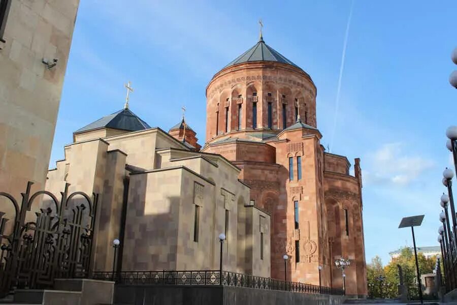 Армянский центр в москве. Армянский храм в москве. армянская церковь в нижнем новгороде. великий новгород армянская церковь. армянская церковь в сочи.