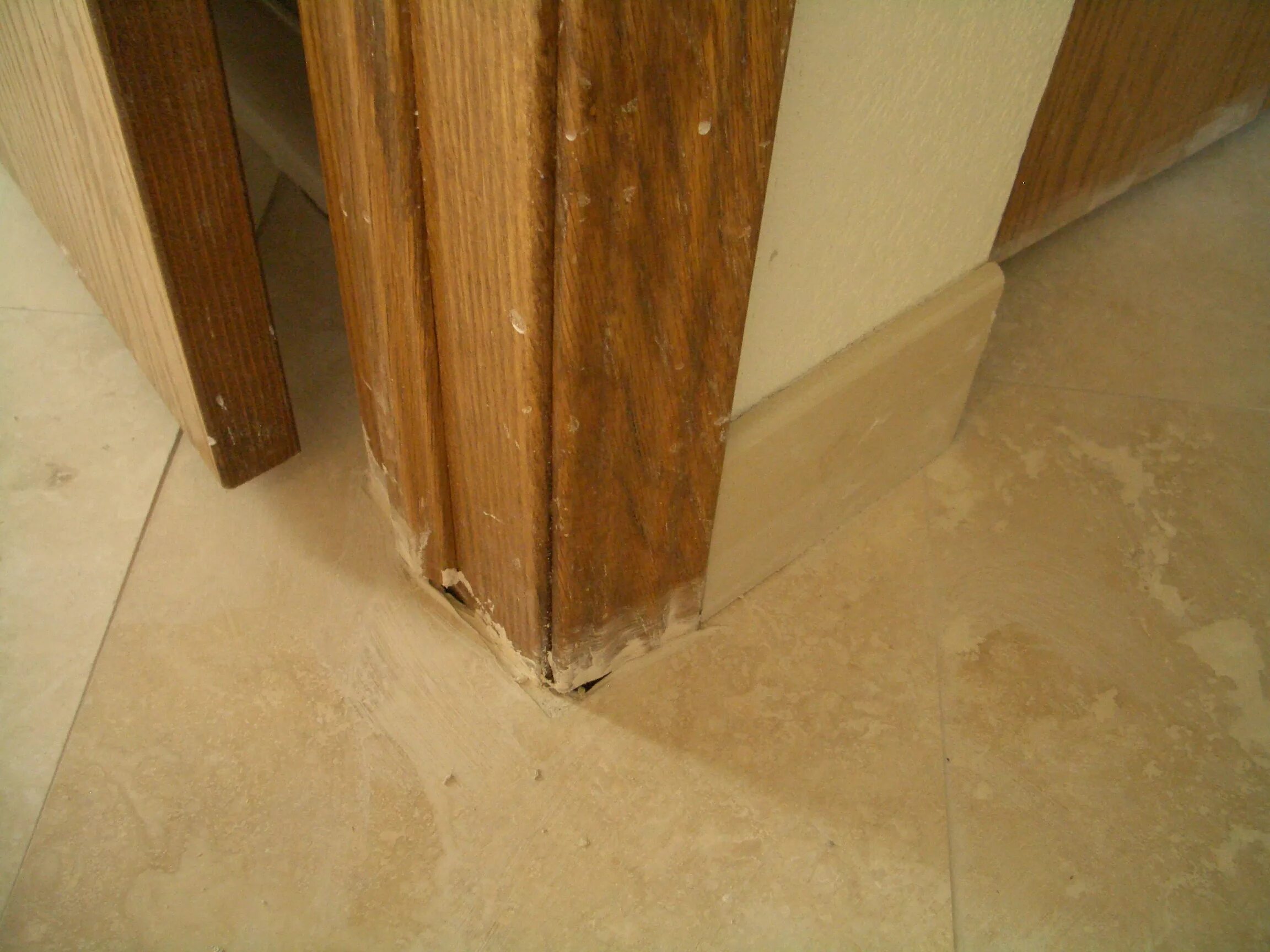 дверной косяк снизу. порог для входной двери. пластина отбойная нержавеющая сталь 200х794мм. дверь снизу. дверь снизу.