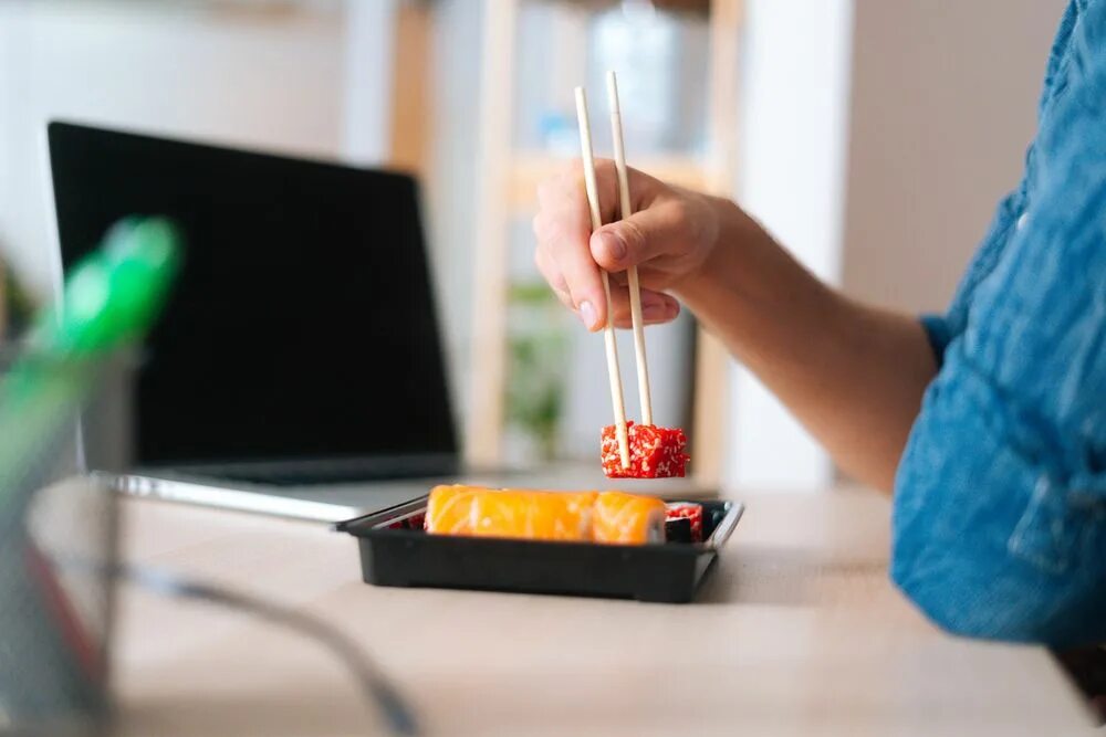 Отравление роллами симптомы. Чел заказывает суши. hand which is hold sushi. аукцион тольятти отравление роллами.