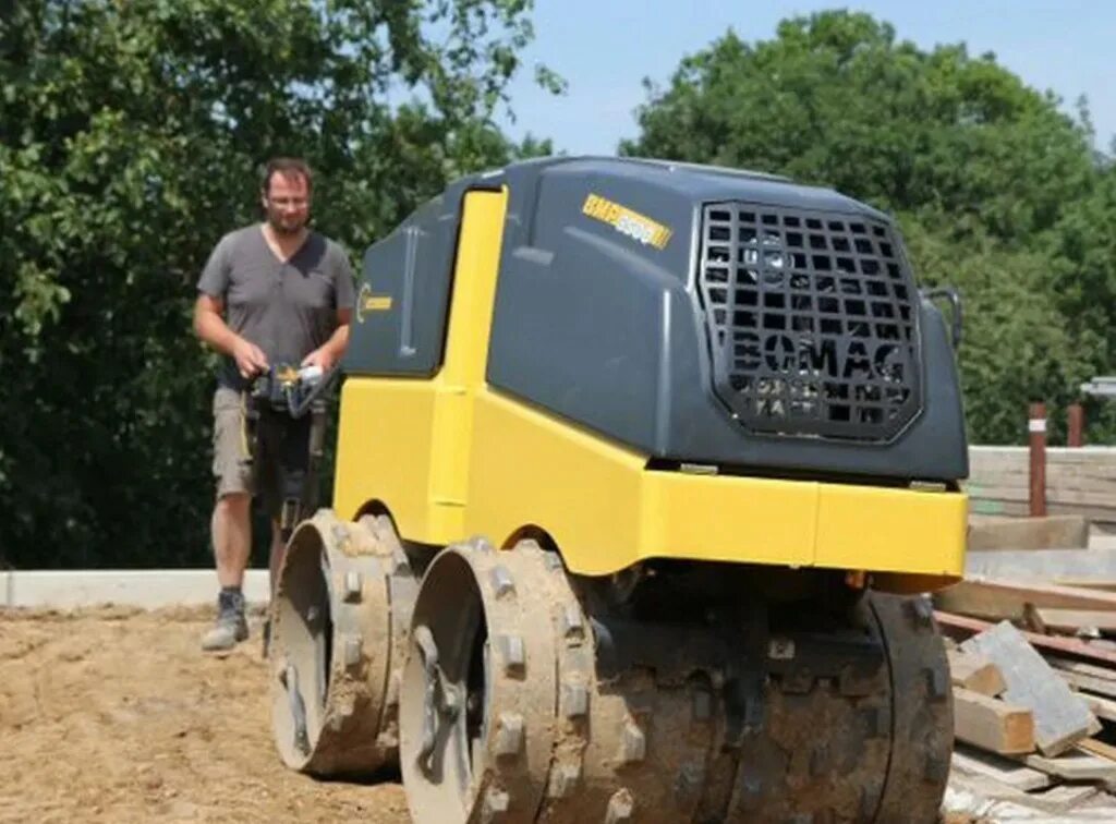 Уплотнитель грунта. Траншейный виброкаток bomag bmp 8500. траншейный уплотнитель bomag bmp 8500. каток многоцелевой bomag, bmp 8500. многоцелевой уплотнитель грунта bomag bmp 8500.
