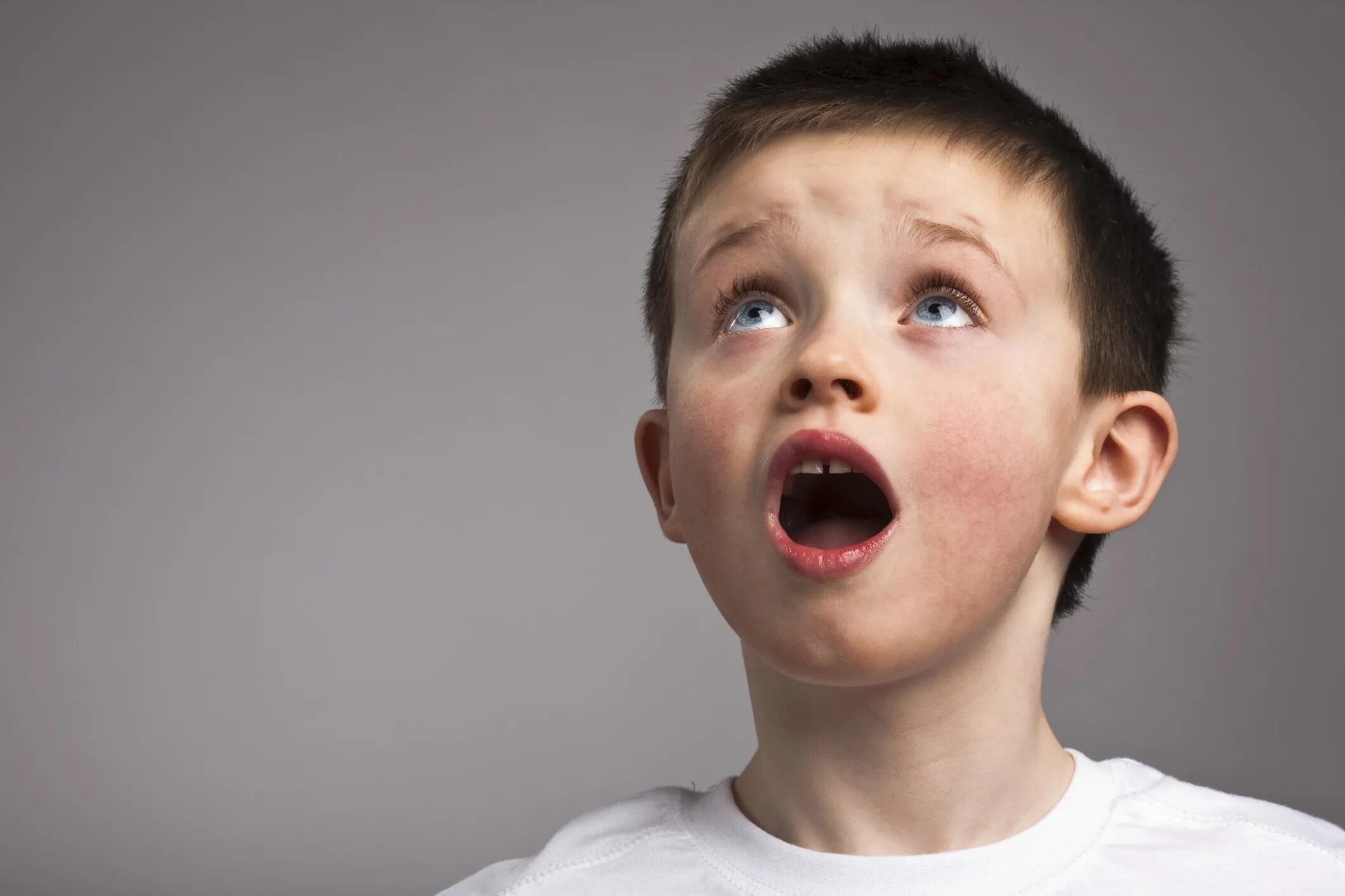 Удивленный мальчик. Look up kid. Школьник в очках. Kid looking up from back. Look up kid.