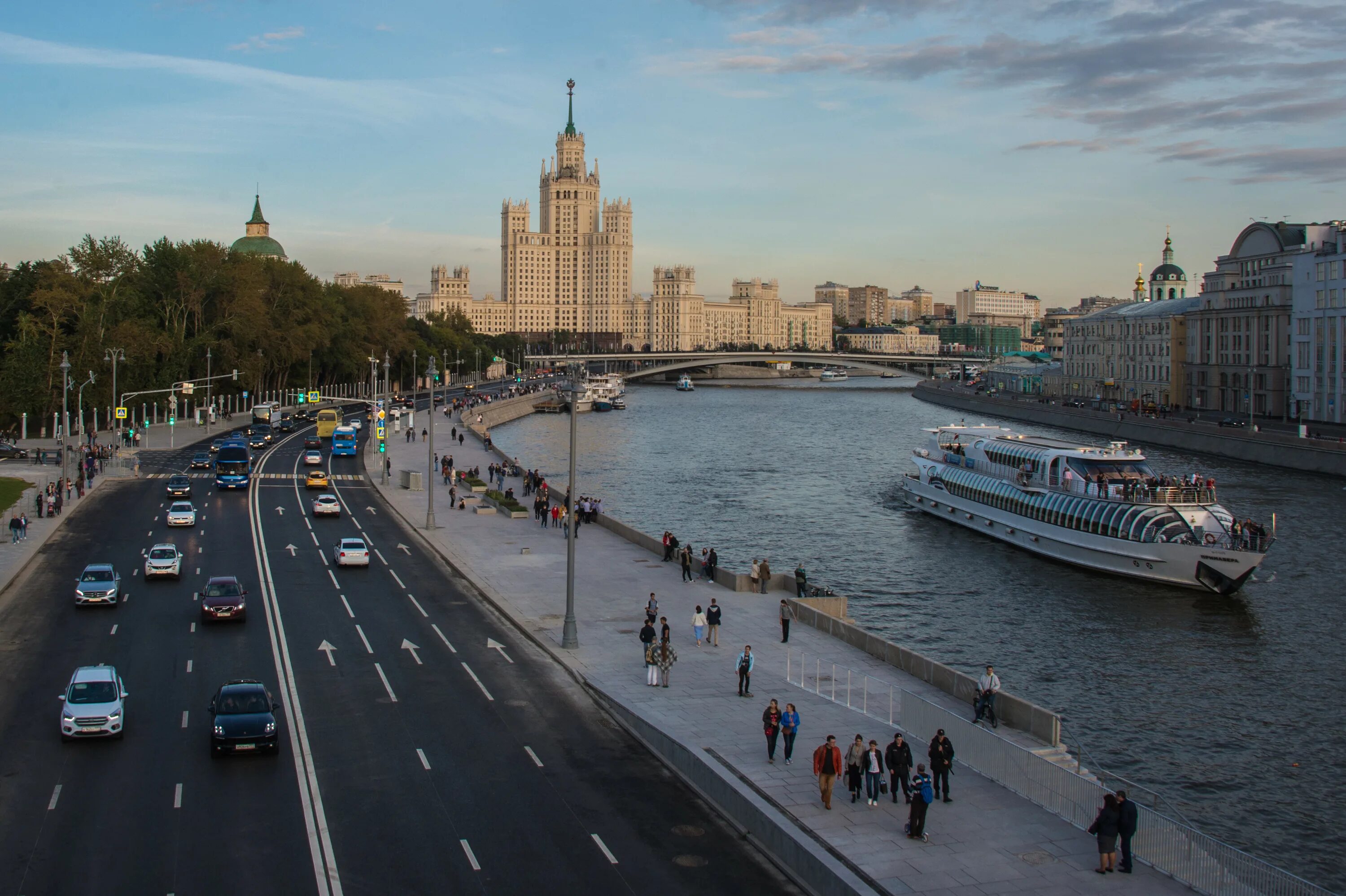 Набережная в москве где. Котельническая набережная вид на парк Зарядье. Москворецкая набережная Москва. Москворецкая набережная Зарядье. Большой Устьинский мост в Зарядье.