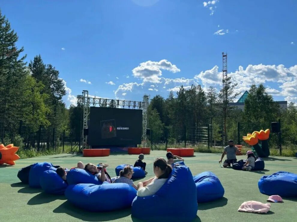 Кинотеатр под открытым небом город Ноябрьск парк Ноябрьск. Летний кинотеатр парк Ноябрьск. Кинотеатр под открытым небом. Кинопоказы под открытым небом. Кинотеатр под открытым небом 2022