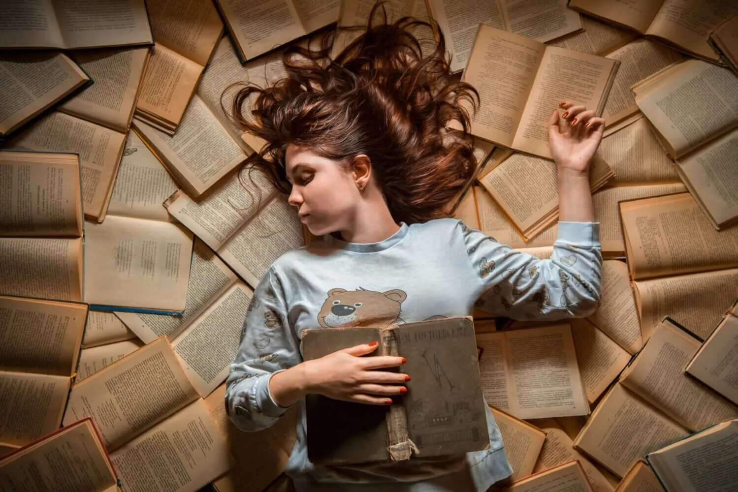 Много беспокойств. Девушка с книгой. Фотосессия с книгой. Фотосессия на фоне книг. Творческая фотосессия.