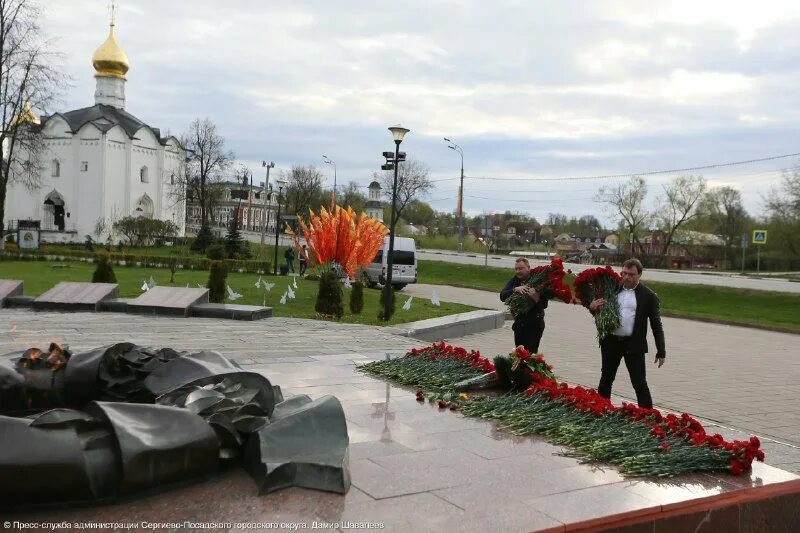 Памятник утонувшим. Мемориал славы Сергиев Посад. Вечный огонь Сергиев Посад. Мемориал воинской славы Сергиев Посад. Мемориал Бегущий воин Сергиев Посад.