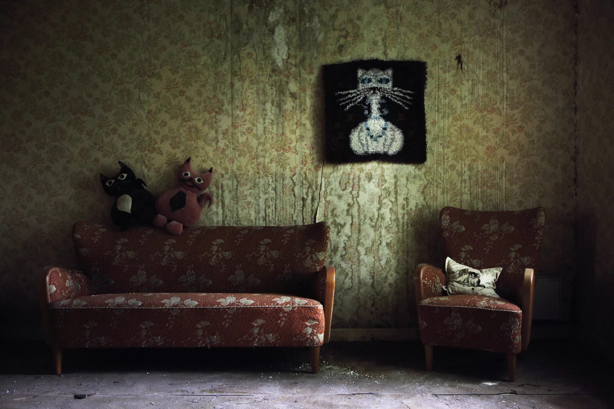 Старые обои в квартире. Старая комната с диваном. Советские диваны в интерьере комнаты. Диван в старой квартире. Стена старинной комнаты.