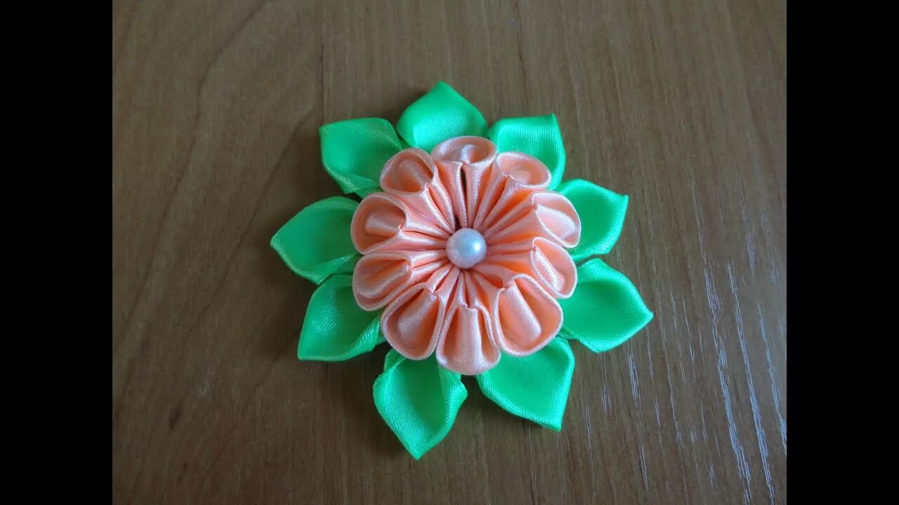 Цветы из лент техника. Цветы канзаши. Цветочек из ленты. Заколочки из лент. Заколки канзаши.