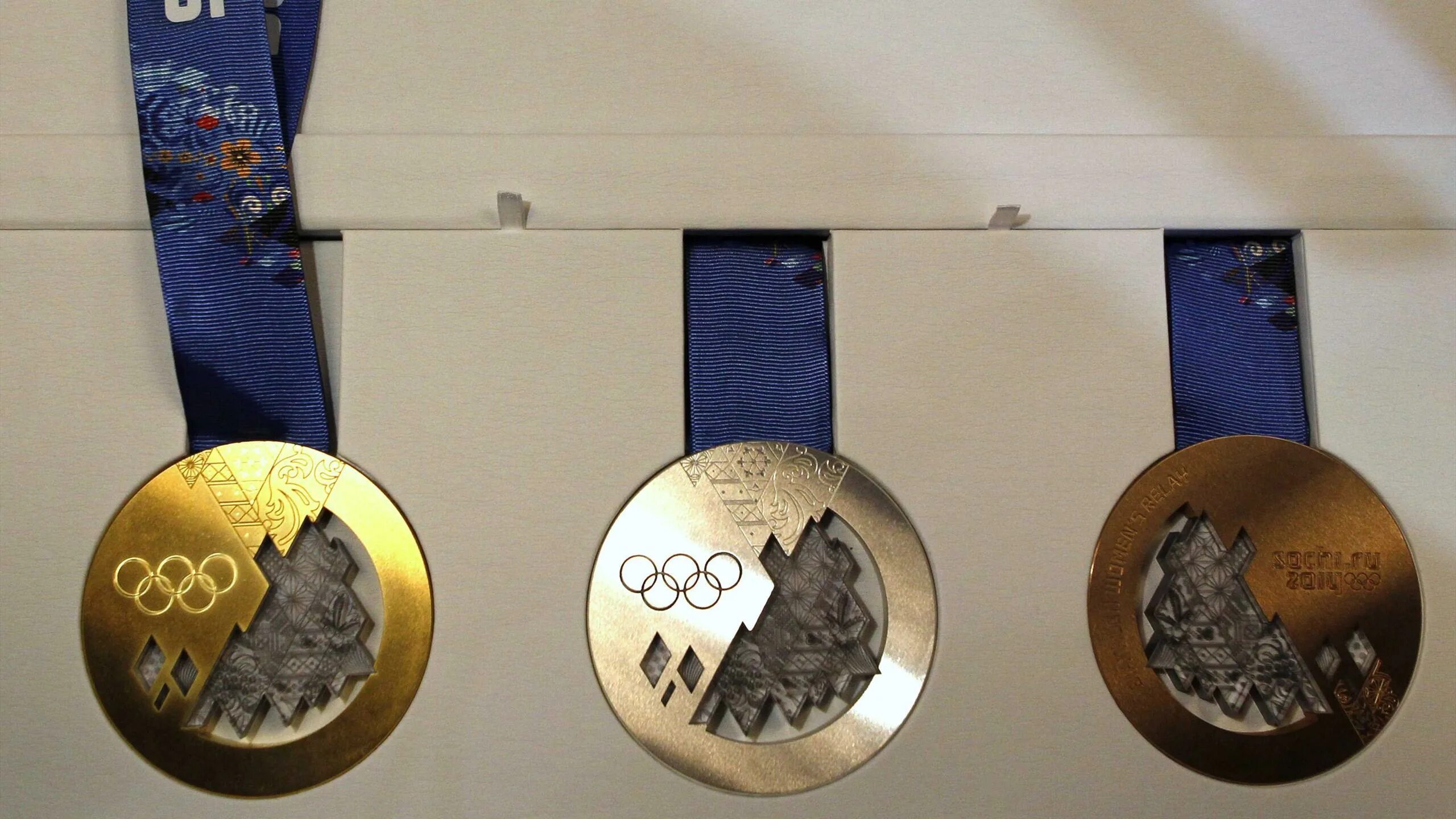 Олимпийская медаль 2014 года. Олимпийские игры в Сочи медали. Krieghoff k-80 Олимпийские медали. Олимпийские игры в Сочи 2014 медали. Креативные медали.