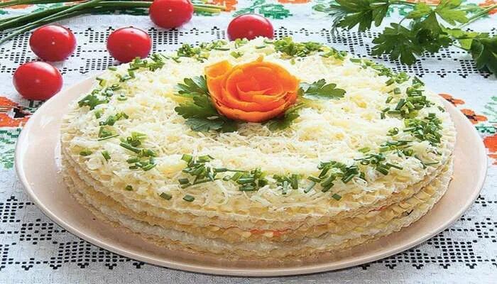 Закусочный наполеон с рыбной консервой. Селедочный торт на вафельных коржах. Салат с вафельными коржами и консервой. Рецепт рыбного торта из вафельных коржей. Рецепт рыбного торта из вафельных коржей.