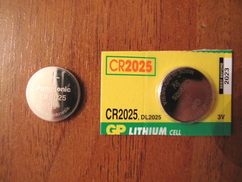 Ключ карта батарейка. Батарейка для ключа cr2025. Батарейка в Ключе Мазда CX-5. Mazda CX 5 батарейка в Ключе. Батарейка в пульте Мазда сх5.
