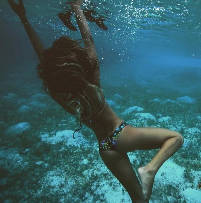 Девушка пода. Красивые девушки под водой. Девушка плавает. Девушки в бикини под водой. Девушка плывет.