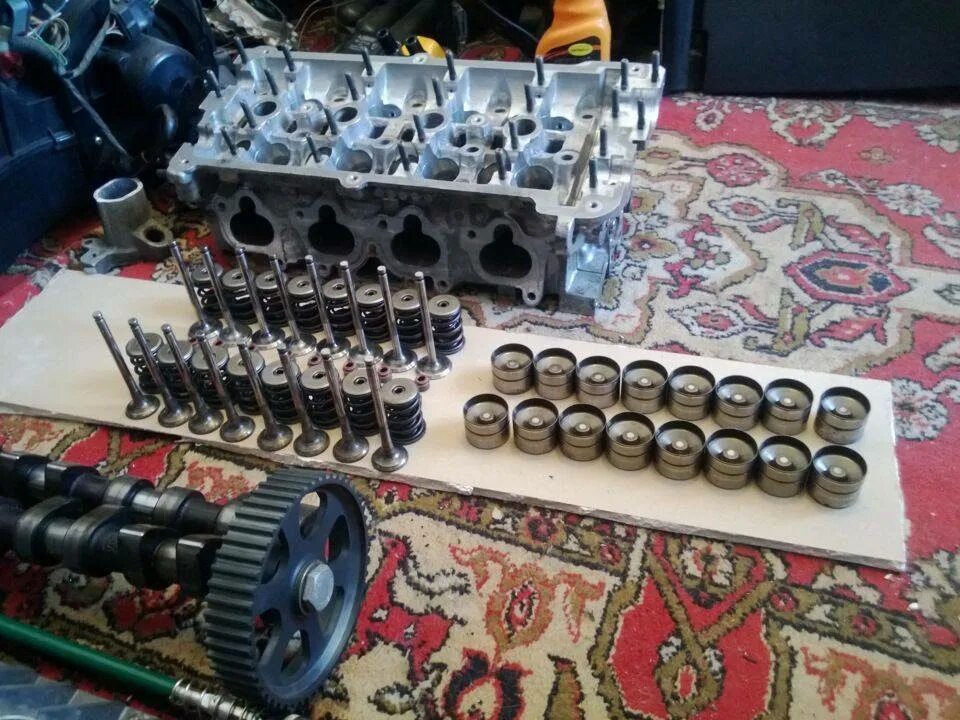 Двигатёли вах 8ми и 16 клап. 16 Клапанный двигатель ВАЗ И 8 клапанный. 8 Клапанный мотор и 16 клапанный. 16 Клапанов двигатель. 8 клапанов и 16 разница