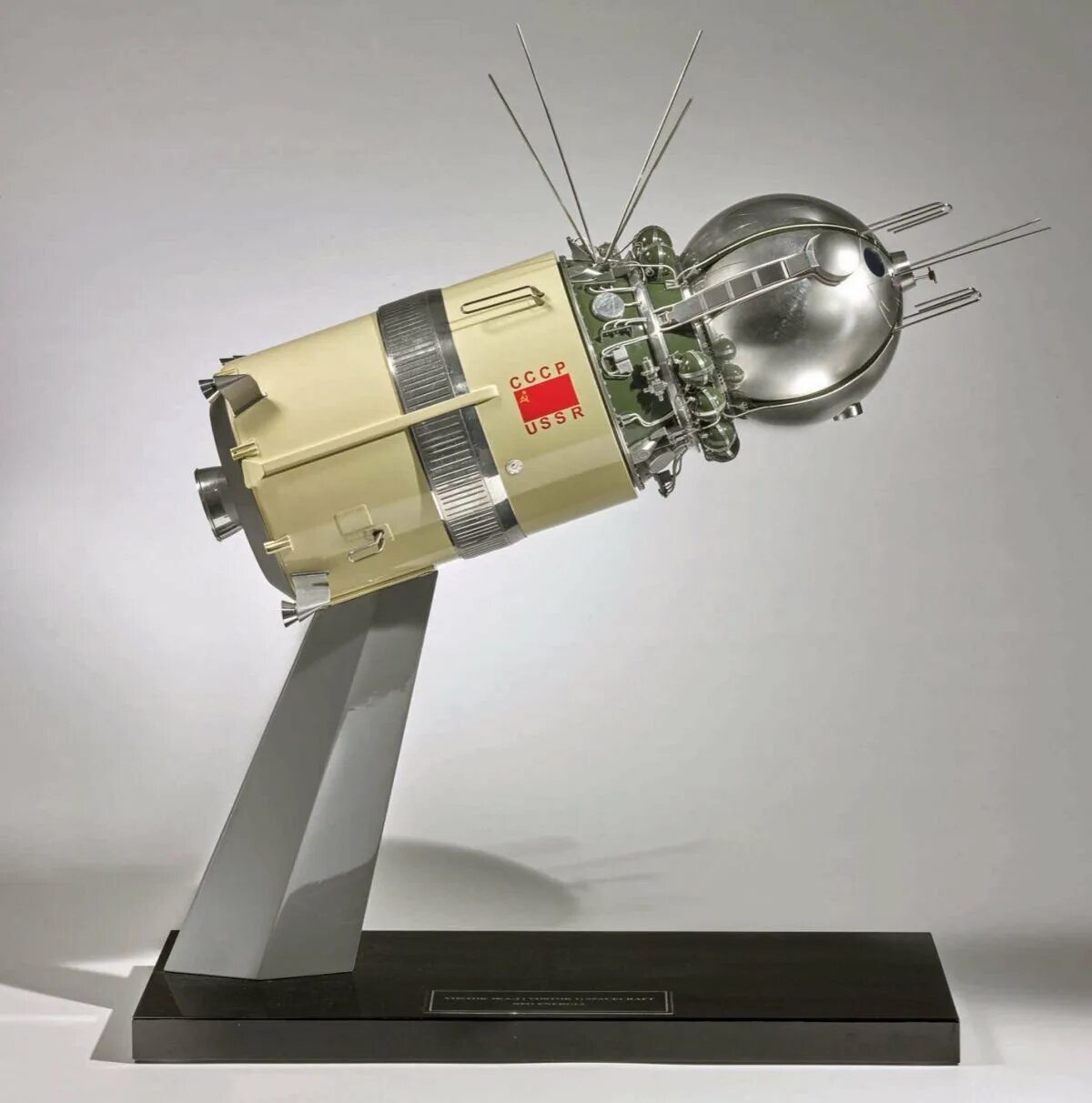 Какие космические изобретения. Космический аппарат Гагарина Восток-1. Reifra сборная модель космический корабль Восток-1. Ракетоноситель Восток 1 модель. Модель корабля Восток ГДР.