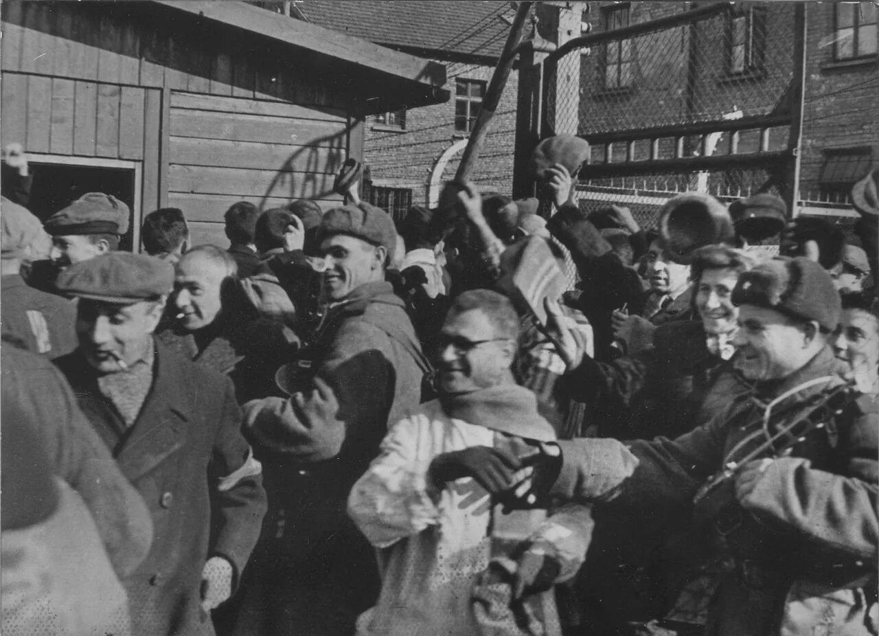 Освобождение лагеря смерти. Освобождение Освенцима 27 января 1945. Заключенные концлагеря Освенцим 1945. Освобождение лагеря Освенцим красной армией.