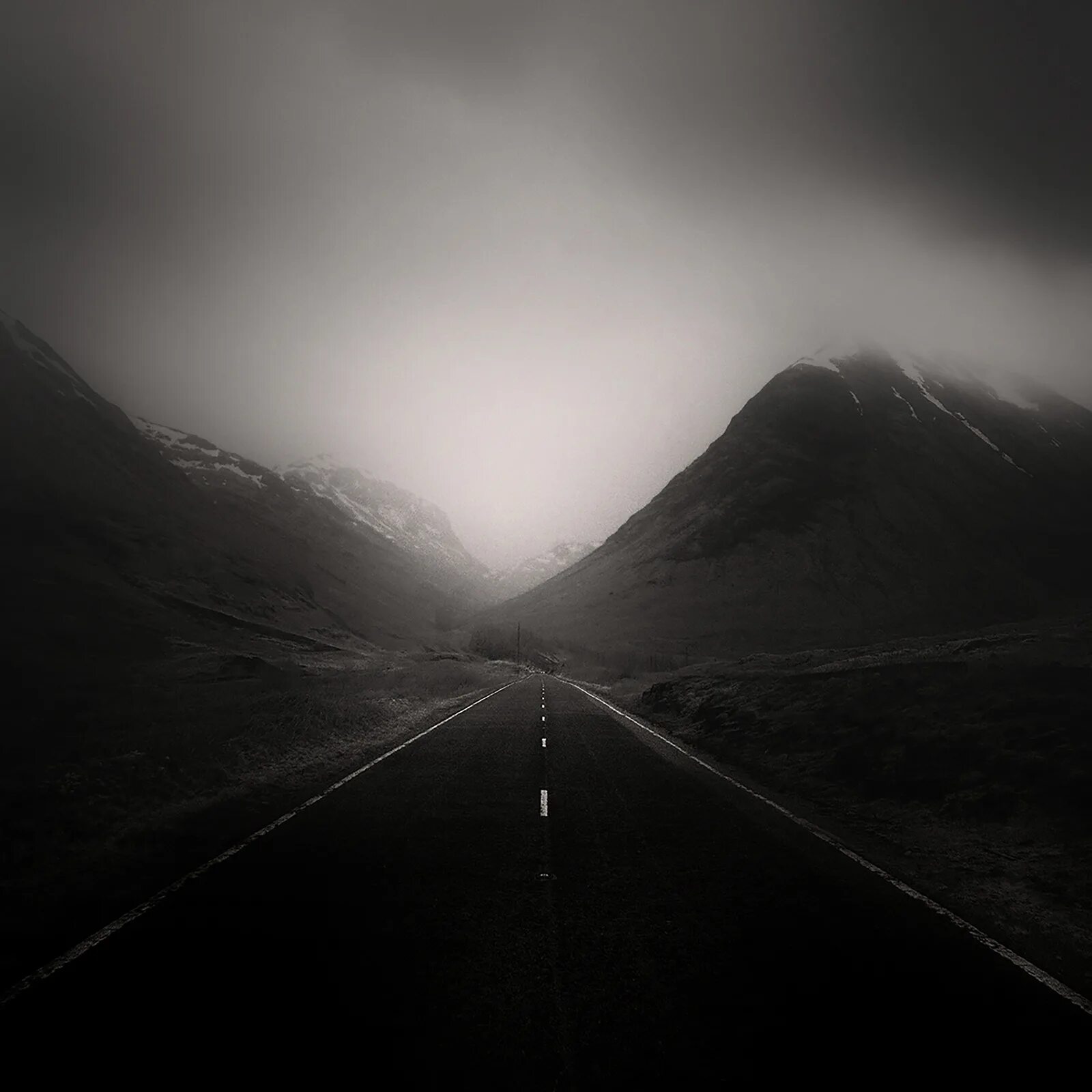 Темная дорога. Дорога никуда. Темный путь. Одинокий путь. Никуда фото