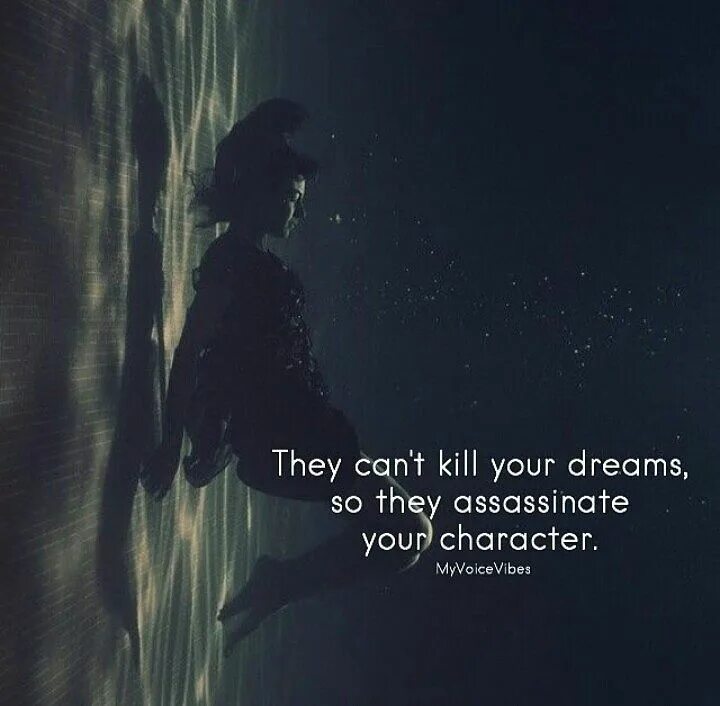 В омут падаю. Падающая вода. Главное правило реальности не запутаться. В омут с головой. Девушка ныряет в море.