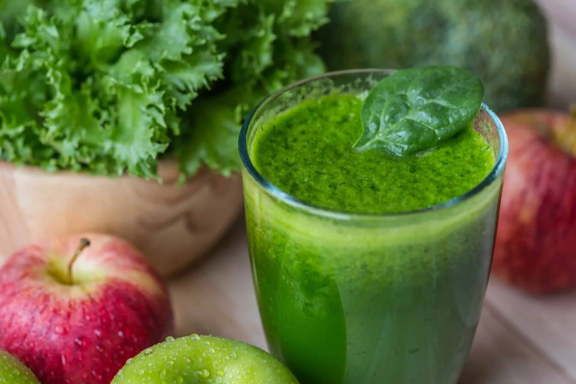 Detox смузи. Детокс сок с сельдереем. Зеленый смузи. Смузи с зеленью. Vegetable juice