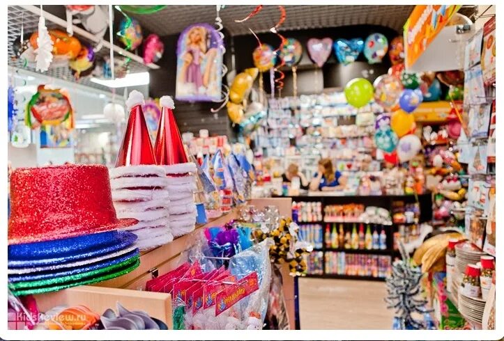 островок с игрушками. товары для праздника рынок. магазин подарков. сувениры и игрушки на садоводе. товары для праздника рынок.