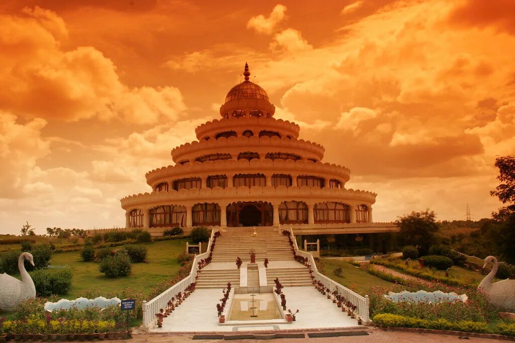 Бангалорский ашрам. Храм ашрам в Индии. Бангалор Индия ашрам. Ашрамы в Карнатаке. Шри последние