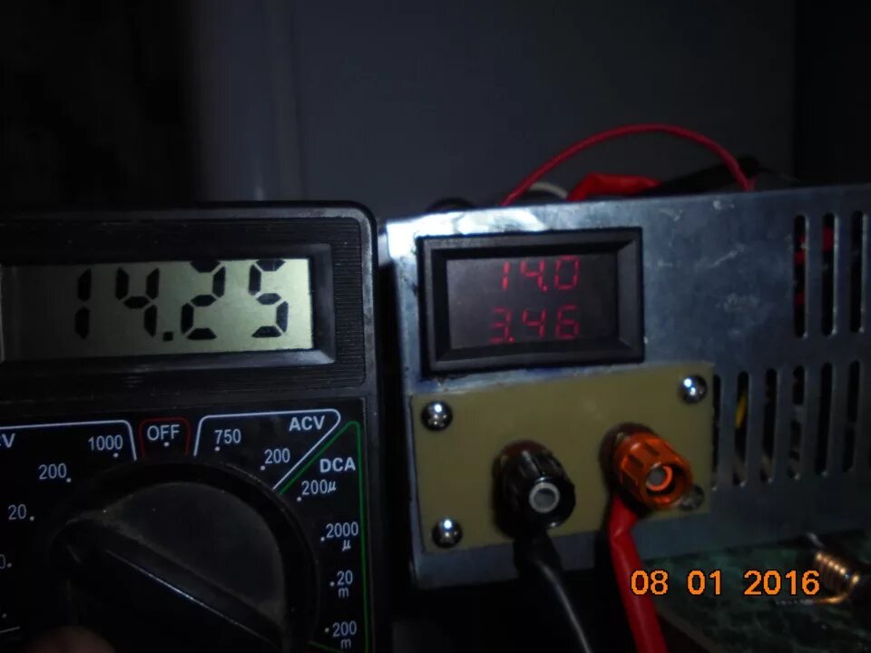 Как проверить вольтметр. Как проверить вольтметр. Мультиметр dt-830. Мультиметр измерение напряжения 12 вольт. Схема измерения тока мультиметром.