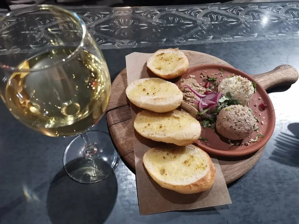 Хачапури и вино на Конюшенной. Хачапури и вино на Невском. Малая конюшенная улица хачапури и вино