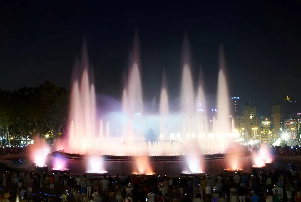 Время поющих фонтанов. Поющий фонтан на площади Испании в Барселоне. Фонтан Монжуик в Барселоне. Испания Барселона Поющие фонтаны ночью. Пение фонтанов Барселона.