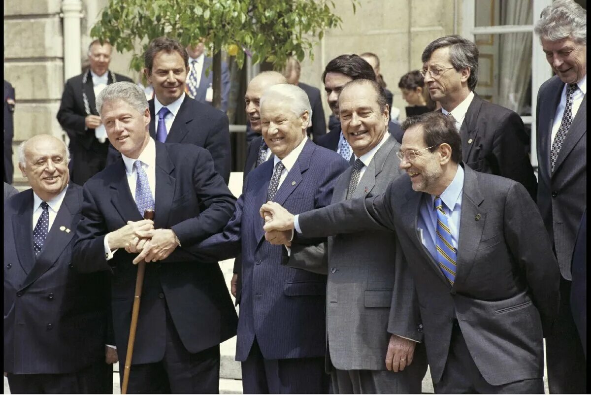 Нато в париже. Саммит НАТО 1999. НАТО И Россия 1994. Саммит в Париже 1990. РФ НАТО 1997.
