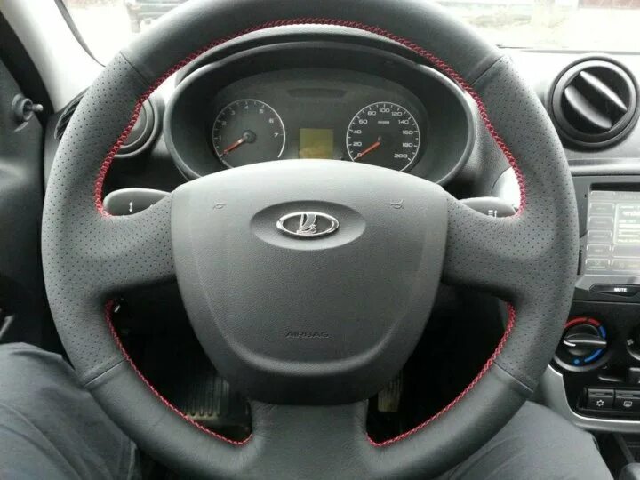 Перетяжка руля 2110. Анатомический руль приора 1. Руль audi q3. Кнопки на руль. Руль тойота королла 180.