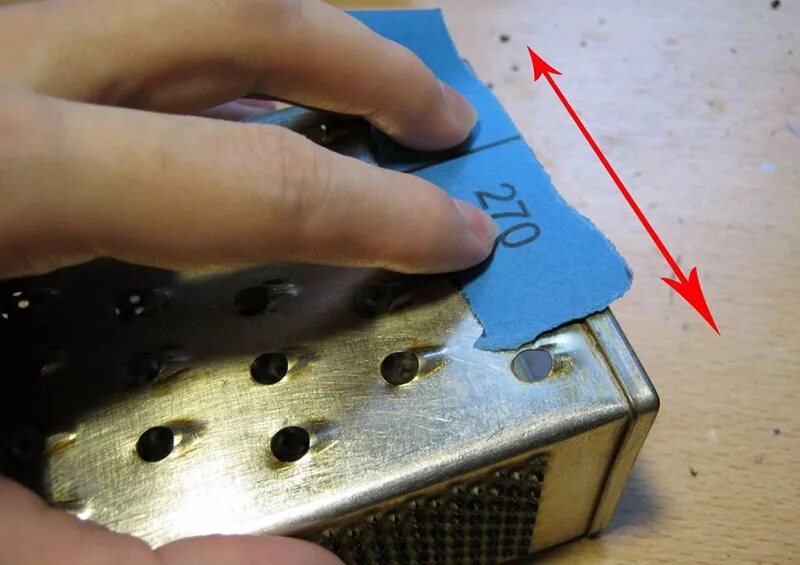 Заточить терку. Отверстия на терке. Тёрка для овощей электрическая своими руками. Как наточить терку. Рука с теркой.