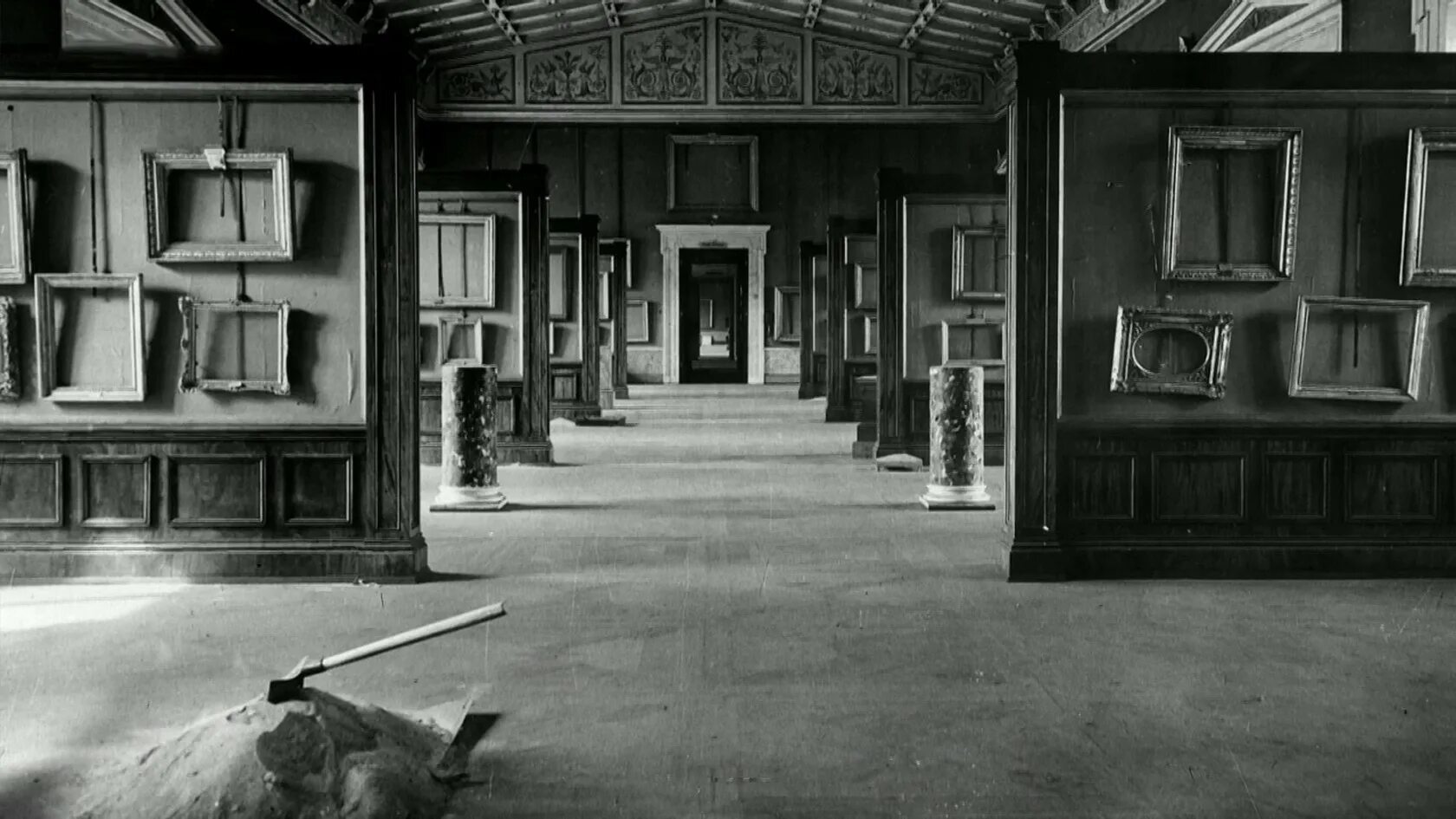 Эрмитаж в блокадном ленинграде. Для чего хранители эрмитажа во время эвакуации. Для чего хранители эрмитажа во время эвакуации. Эрмитаж в годы блокады ленинграда. Эвакуация эрмитажа в свердловск.