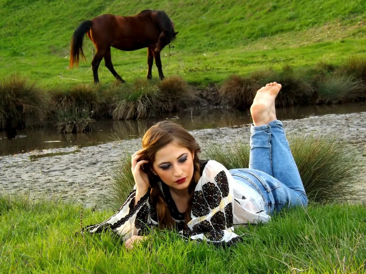 Конь делает девушке