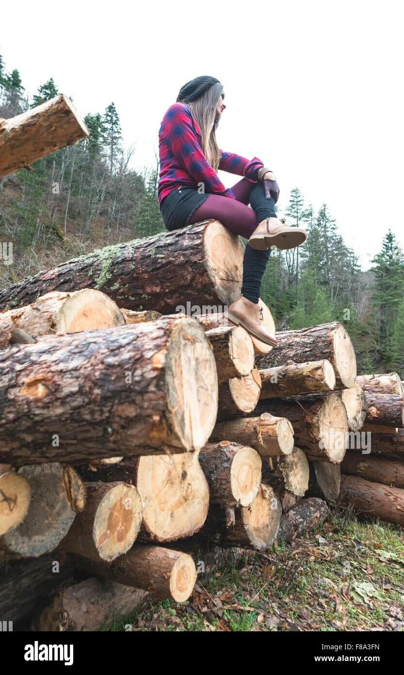 Девочки бревно. Девушка бревно. девушка из бревна. фотосессия с бревнами. бревно подруга.