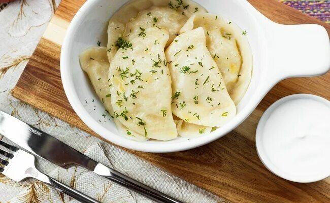 Вареники с сырой картошкой салом и луком. Вареники с картошкой. Пельмени с картошкой. Вареники с картошкой фото. Вареники с сыром.