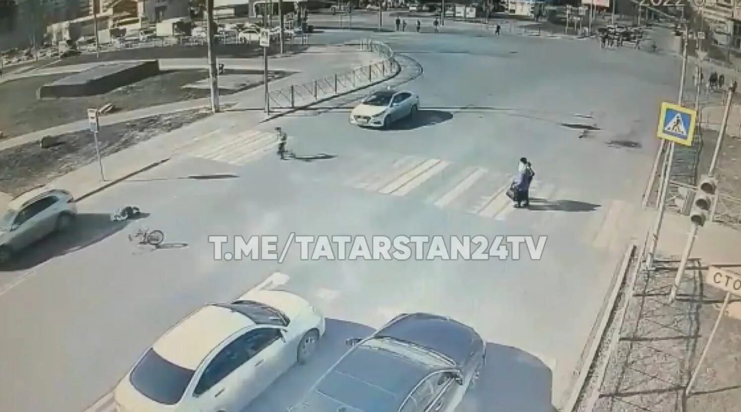 Пешеходный переход в Казани. Стрельба в Казани видео с камер. Машина сбила мальчика на мойке в Купчино.