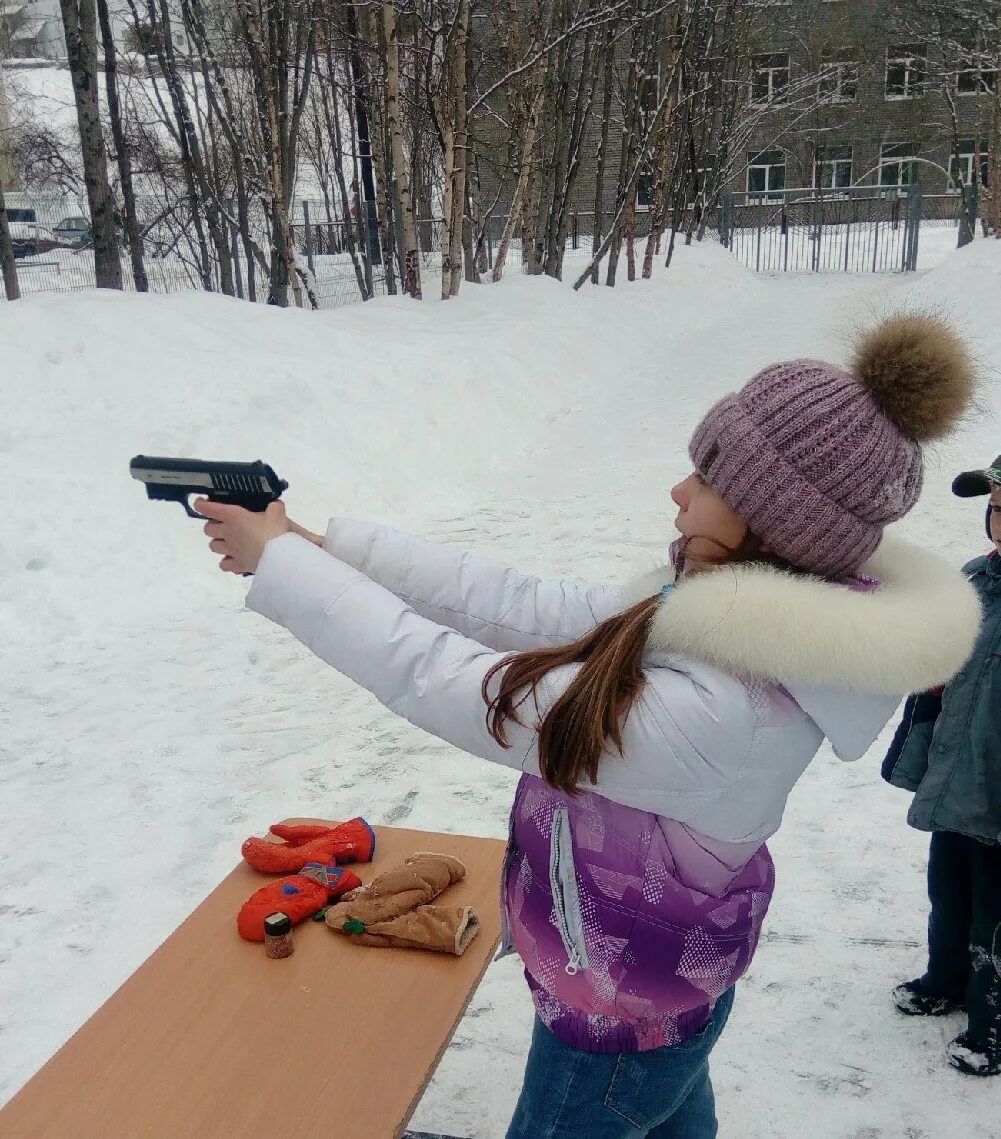 Снежки по взрослому. Игра в снежки по взрослому. Снежные баталии. Люди играют в снежки. Девочка играет в снежки.