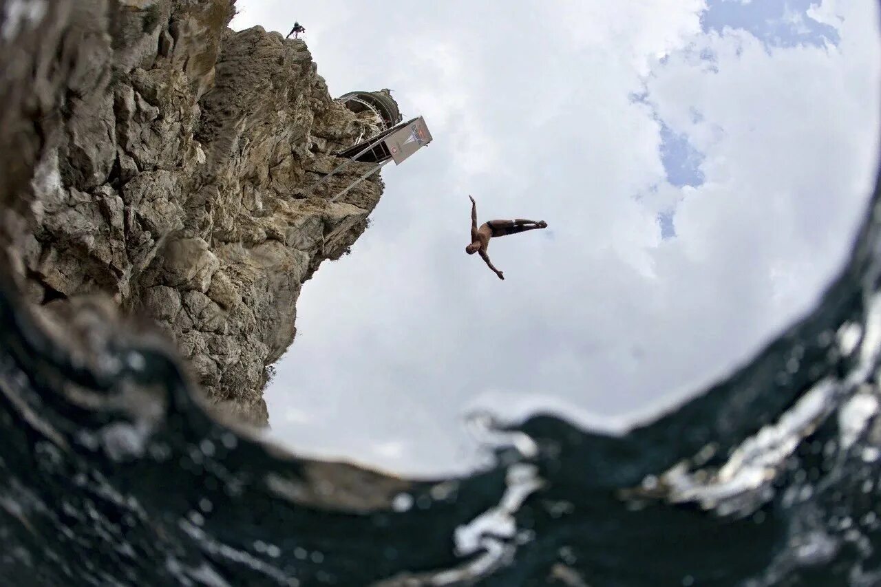 Полет над бездной или истинность не предлагать. Ласточкино гнездо Red bull Cliff Diving. Падение со скалы. Человек падает со скалы. Человек прыгает со скалы.