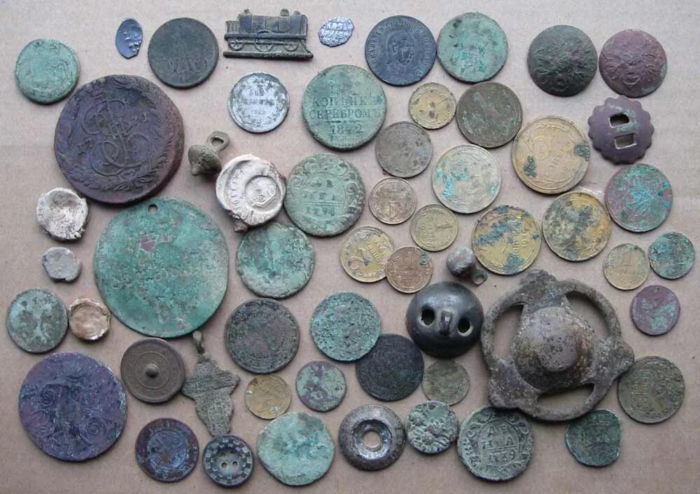 Находки таблица. Старинные находки. Старинные украшения находки. Коллекция старины. Старинные находки монет в бляхи.