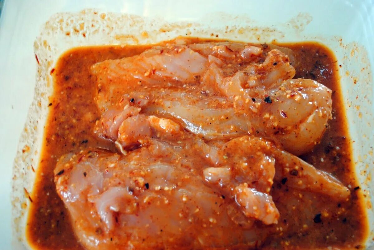 Мясо индейки в пикантном маринаде как готовить. Маринад для курицы. Грудка в маринаде. Филе куриное в маринаде. Куриные грудки в маринаде.