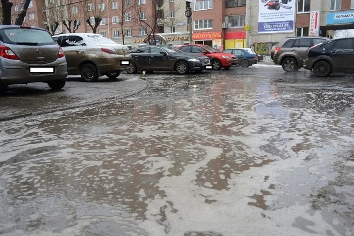 Дожди 1 июня. Сильный ливень. Сильный дождь в Екатеринбурге. Ливень в Екатеринбурге. Лужи.