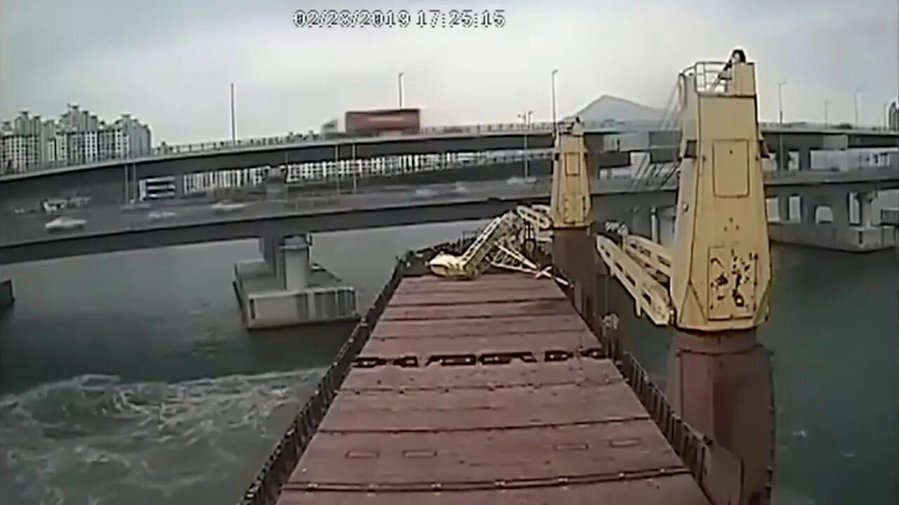 Корабль врезался в мост в сша 2024. Судно под южнокорейским флагом. Сухогруз врезался в мост. Корабль врезался в пролет моста в санкт-петербурге. Южная корея корабль врезался в мост.