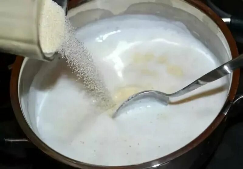 Молоко в кастрюле. Добавляем молоко в кастрюлю. Сахар с молоком уваривают. Вскипяченное молоко.