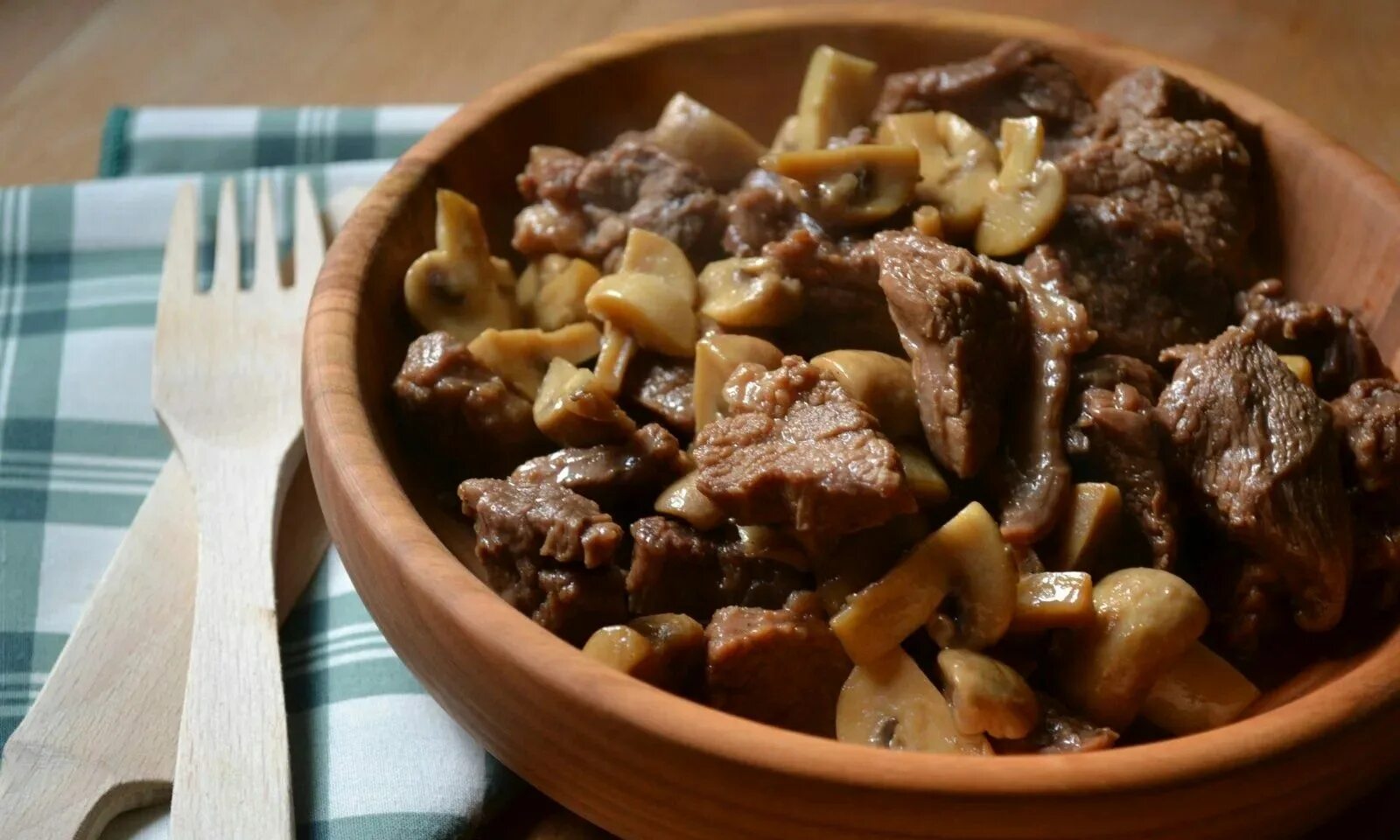 Мясо жареное с луком и грибами. Мясо с грибами. Биф бургиньон. Мясо тушеное с грибами. 2 блюдо мясо с грибами.