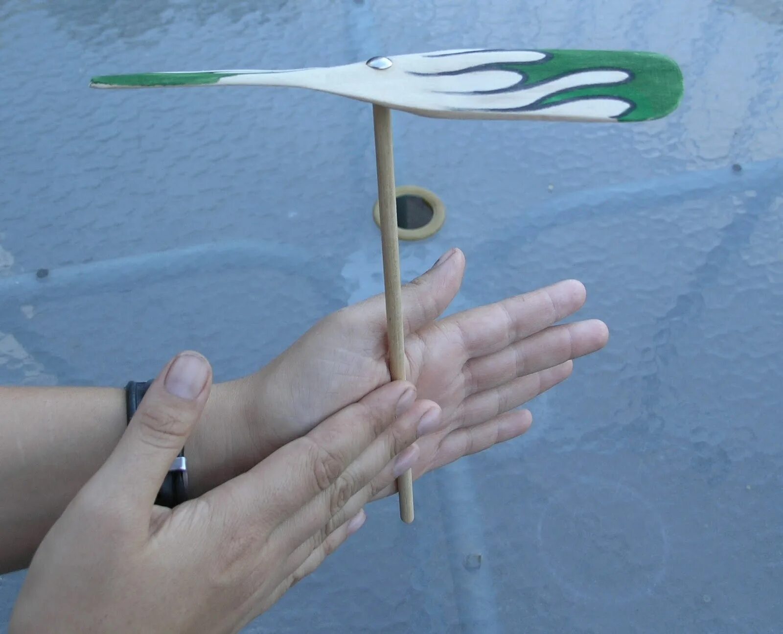 человек с бумажными крыльями. поделки из бумаги летающие необычные. планер из картона. летающие поделки. сложить самолет из бумаги а4.