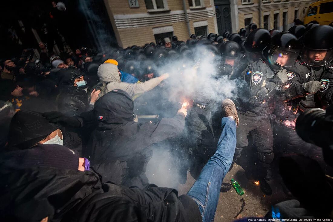 Сколько погибло беркута на майдане. Евромайдан штурм Банковой. Штурм администрации президента в Киеве.