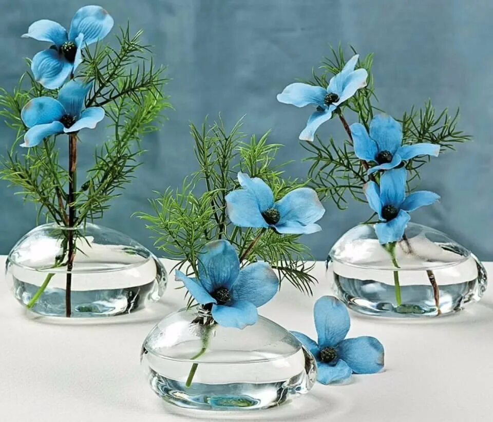 Стеклянный синий цветок. Композиция из голубых цветов. Цветы в синей стеклянной вазе. Цветочная композиция в голубых тонах. Композиции с синими цветами.