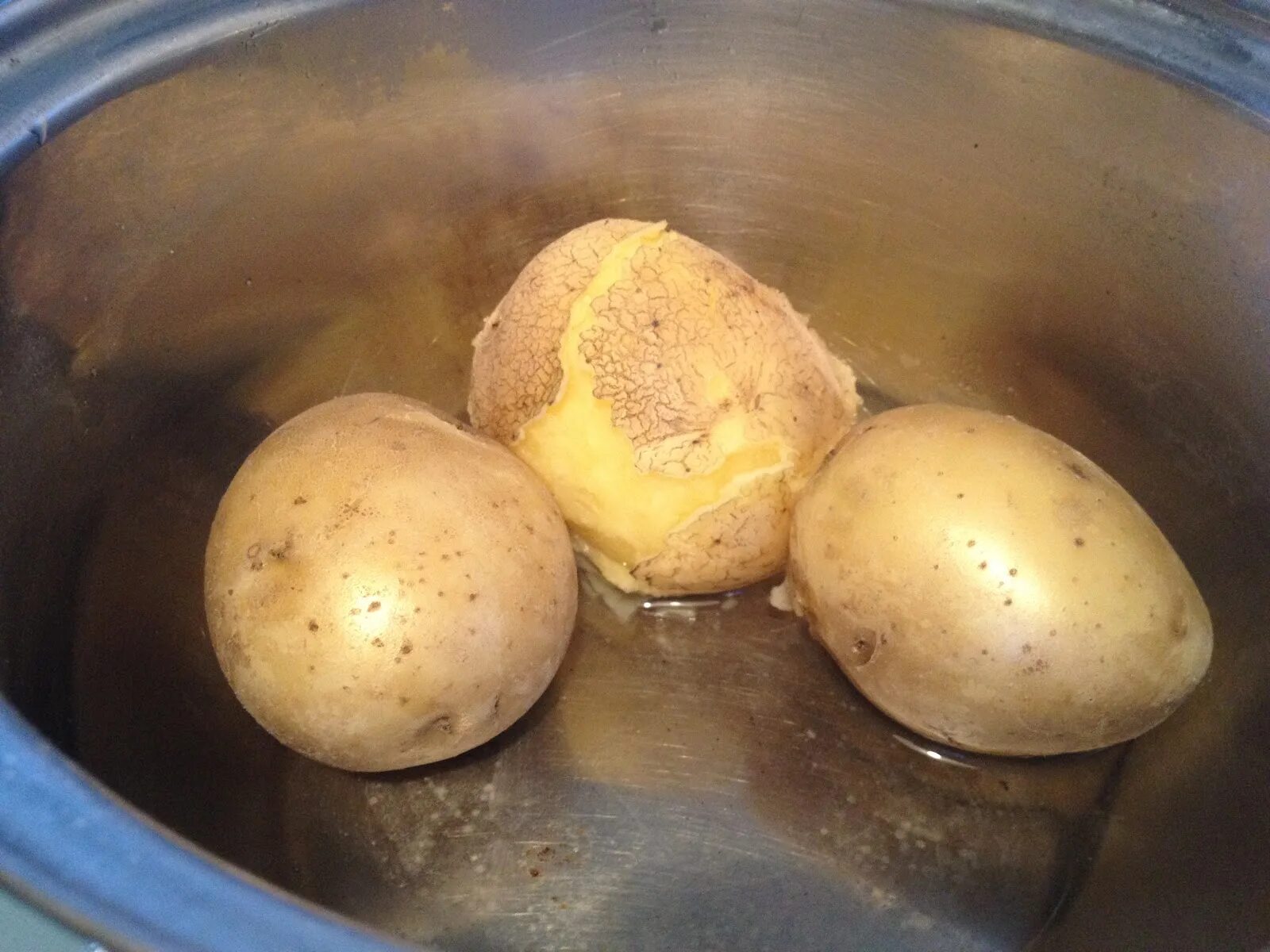 Сколько варить картошку очищенную после закипания. Картошка в мундире в мультиварке. Картофель вареный в мундире. Отварная картошка в микроволновке. Картофель в мундире в микроволновке.